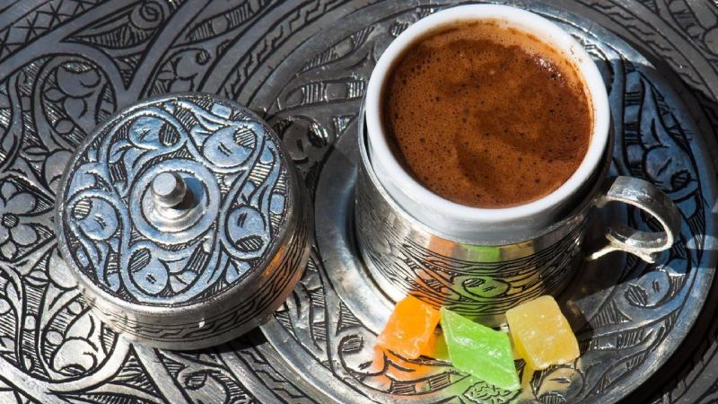 قهوه ترکیه ای با شیرینی مخصوص