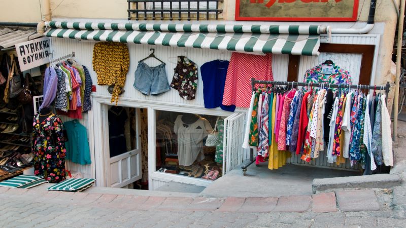 چوکور جوما محله عتیقه جات در استانبول است، بیش از صد مغازه آنتیک فروشی در آن قرار دارند.