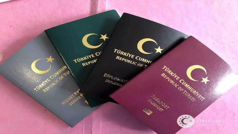 پاسپورت عمومی ترکیه که دارای رنگ قرمز است