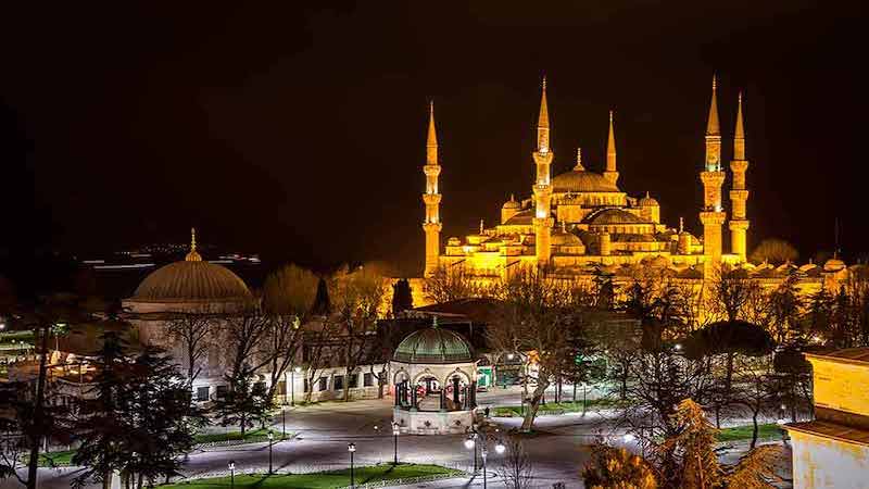 مسجد باشکوه اورتاکوی از جاهای دیدنی استانبول در شب