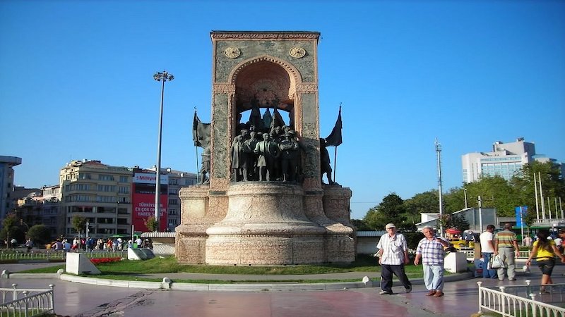 مرکز فرهنگی آتاتورک از جاهای دیدنی استانبول نزدیک تکسیم