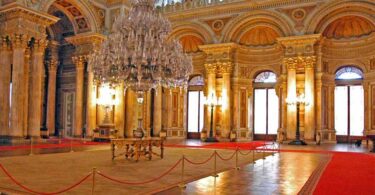 راهنمای بازدید از کاخ دولما باغچه؛ بزرگ‌ترین عمارت استانبول