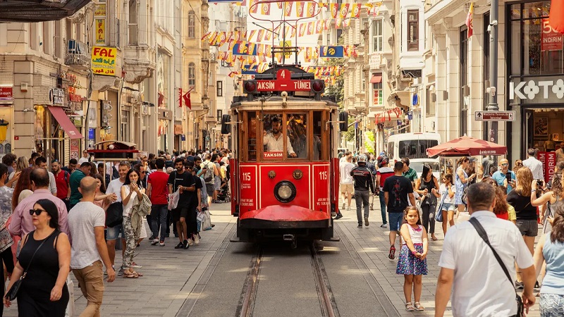 خیابان استقلال (İstiklal Caddesi) از جاذبه‌های استانبول