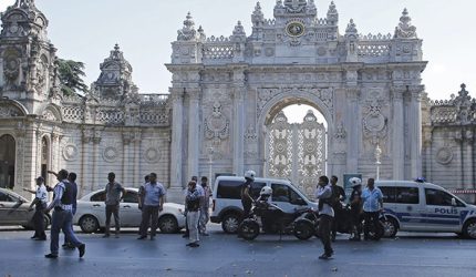 Turkish police secure the area after a shooting incident near the entrance to Dolmabahce Palace in Istanbul, Turkey August 19, 2015. Turkish police detained two suspects with automatic weapons after a shooting on Wednesday near the entrance to Istanbul's Dolmabahce Palace, popular with tourists and home to the prime minister's Istanbul offices, the Dogan news agency said. REUTERS/Murad Sezer TPX IMAGES OF THE DAY