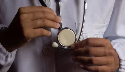 پزشک با گوشی پزشکی - خدمات پزشکی رایگان در ترکیه